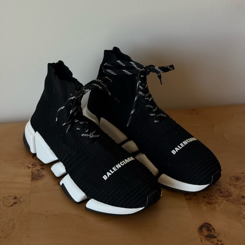 WOMEN'S SPEED 2.0 LACE-UP SNEAKER IN BLACK/WHITE